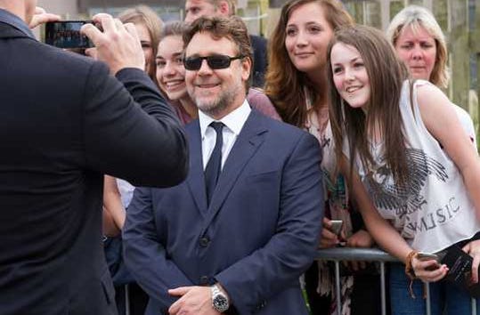 Russell Crowe smiling with fans