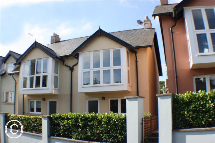 The Lookout is a stylish holiday property close to the beaches of Saundersfoot